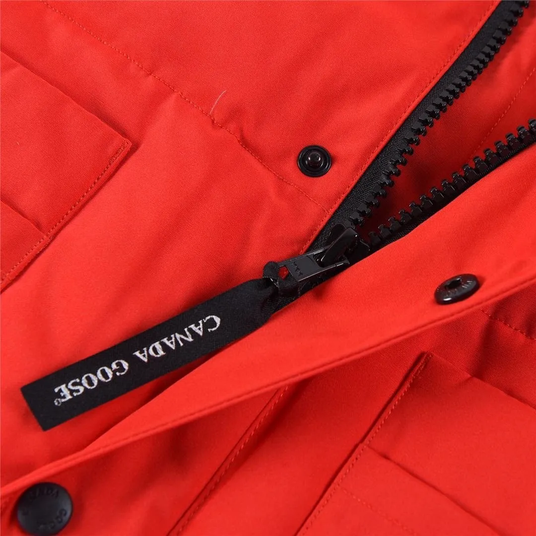 P360 Red] Canada Goose Canada Goose #Freestyle Crew 4154M Men’s and Women’s Vest Down# ➖ Genuine synchronous anti-counterfeiting chip sensor! ➖ Imported Behringer embroidery machine to customize 10,000-needle embroidery logo! ➖ Imported 21-count polyester-cotton blended original fabric, using Feather-Light 10D waterproof coating fabric, made of 84.5% polyester fiber and 15.5% cotton, 100% the best feel in the entire network! ➖ The genuine official website uses the national standard 80 white duck down, and will never be misled by false claims such as 90 down or goose down! ➖ 100% nylon nylon lining with double double-layer sealing design to prevent velvet from running away. Top-grade polar fleece is used in the collar and pockets to keep warm and comfortable! ➖ Yoshida YKK provides original custom-made electroplated sliders. YKK two-way lockable zippers are tight and smooth and will not peel off paint! ➖ 3M composite original Velcro is durable, and all accessories and hardware are disassembled and customized! ⛔No slander, no exaggeration, no need for too much copywriting, because it is focused, it is professional!  SIZE: XS S M L XL XXL